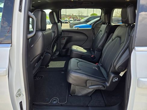 New 2026 Chrysler Pacifica Select FWD image 24