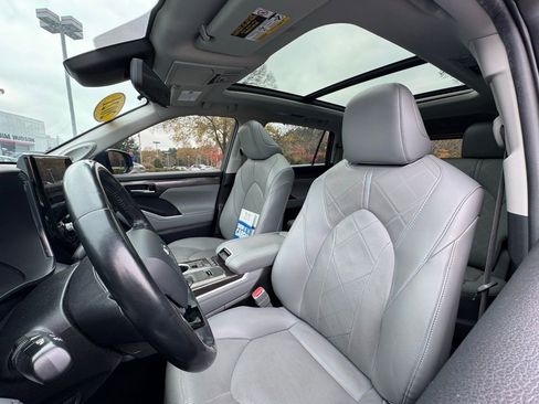 Used 2021 Toyota Highlander Platinum image 25
