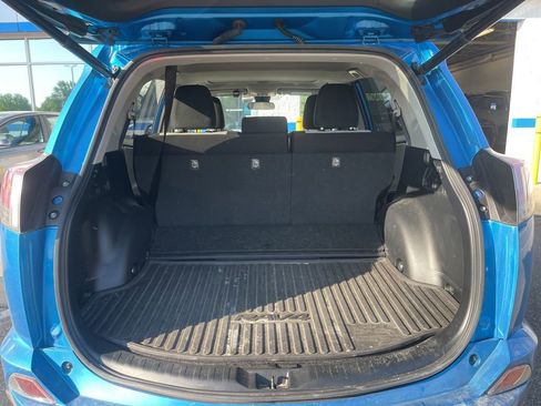 Used 2018 Toyota RAV4 XLE w/ Carpet Mat Package AWD/4WD image 9