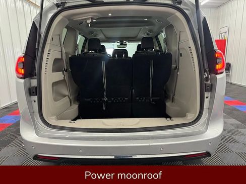 Used 2024 Chrysler Pacifica Limited FWD image 6