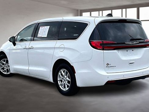 Used 2023 Chrysler Pacifica Touring-L FWD image 14