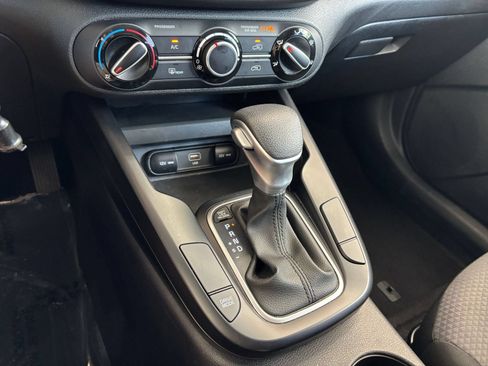 Used 2025 Kia Soul LX w/ LX Technology Package FWD image 38