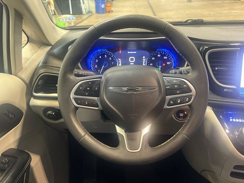 Used 2023 Chrysler Pacifica Touring-L FWD image 26