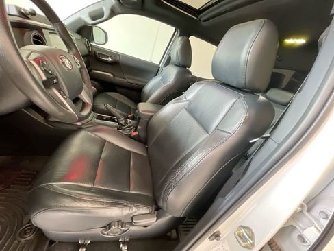 Certified 2019 Toyota Tacoma TRD Off-Road w/ TRD Premium Off Road Package AWD/4WD image 11