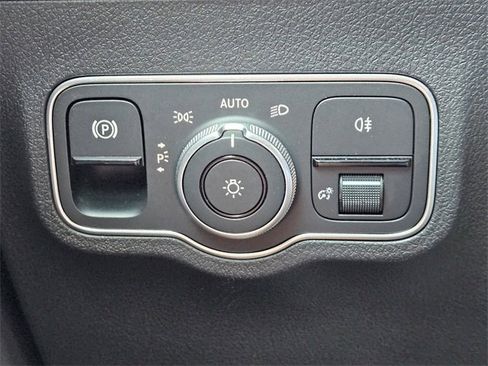 Used 2023 Mercedes-Benz EQB 300 4MATIC image 21