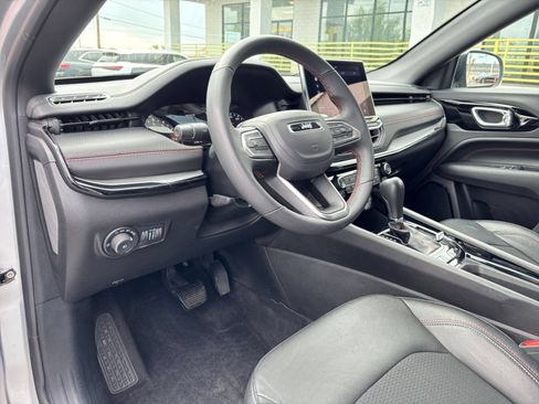 Used 2025 Jeep Compass Trailhawk AWD/4WD image 33