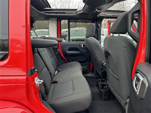 Used 2019 Jeep Wrangler Unlimited Sahara w/ Cold Weather Group image 15