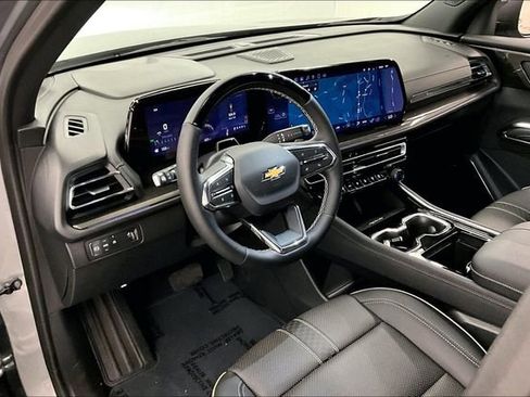 Used 2025 Chevrolet Traverse High Country FWD image 16