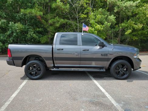 Used 2018 RAM 1500 Express w/ Express Value Package AWD/4WD image 3