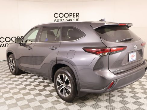 Used 2024 Toyota Highlander XLE AWD/4WD image 24