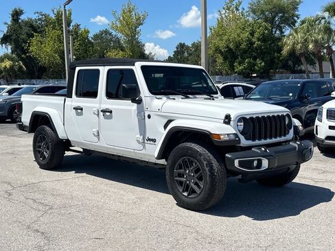 Used 2024 Jeep Gladiator Sport AWD/4WD image 2