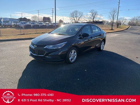 Used 2017 Chevrolet Cruze LT image 2