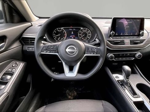 Used 2025 Nissan Altima 2.5 SV FWD image 8