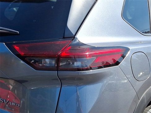 Used 2024 Nissan Rogue SV image 10