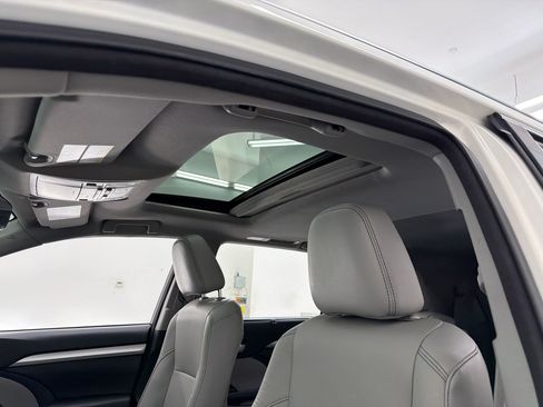 Used 2017 Toyota Highlander XLE FWD image 28