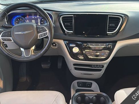 Used 2021 Chrysler Pacifica Touring-L image 11