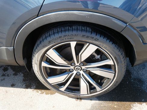 Certified 2022 Volvo XC40 P8 Recharge Ultimate image 9