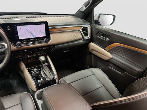 Used 2025 GMC Canyon Denali image 25