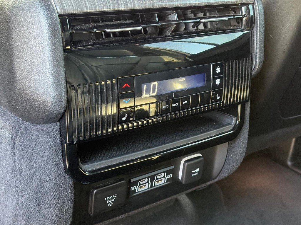 Used 2024 Jeep Wagoneer L Series III w/ Flexible Seating Group AWD/4WD image 10