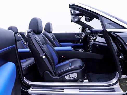 Used 2019 Rolls-Royce Dawn RWD image 39