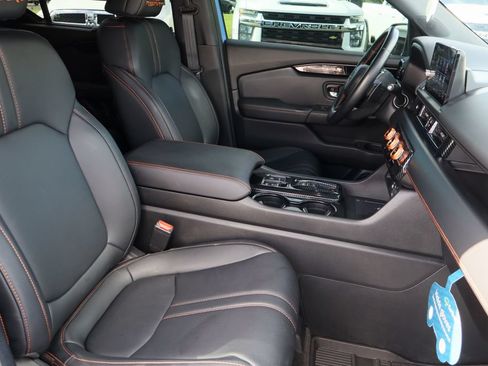 Used 2025 Honda Pilot TrailSport image 31
