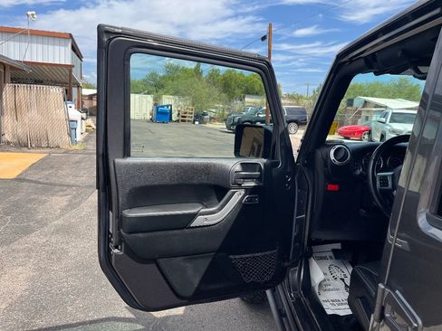 Used 2016 Jeep Wrangler Unlimited Rubicon AWD/4WD image 25