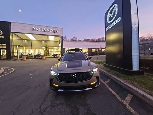 Used 2025 MAZDA CX-50 Meridian Edition w/ Apex Package image 3