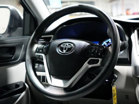 Used 2019 Toyota Highlander LE image 12