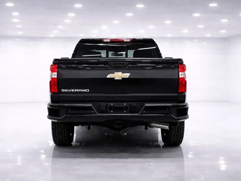 Used 2021 Chevrolet Silverado 2500 Custom w/ Custom Value Package image 4