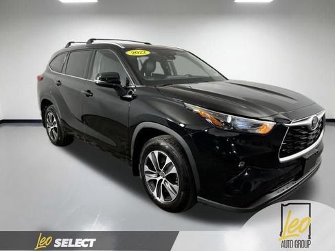 Used 2022 Toyota Highlander XLE image 4