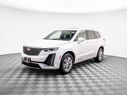 New 2025 Cadillac XT6 Luxury image 3