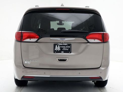 Used 2018 Chrysler Pacifica Touring-L image 7