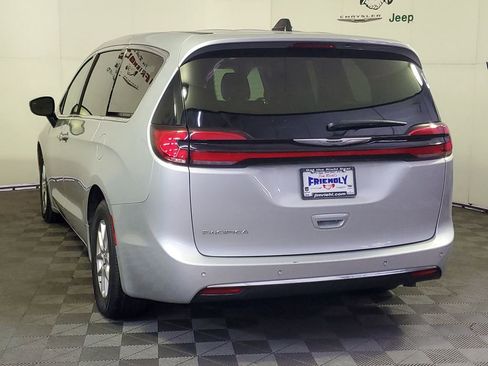 Used 2024 Chrysler Pacifica Touring-L image 4