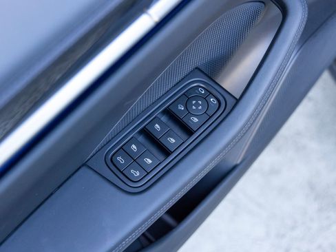 Certified 2025 Porsche Macan Electric RWD image 25