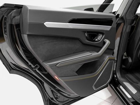 Used 2025 Lamborghini Urus SE image 48