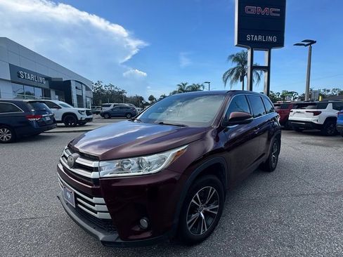 Used 2018 Toyota Highlander Plus w/ Carpet Mat Package (TMS) AWD/4WD image 3