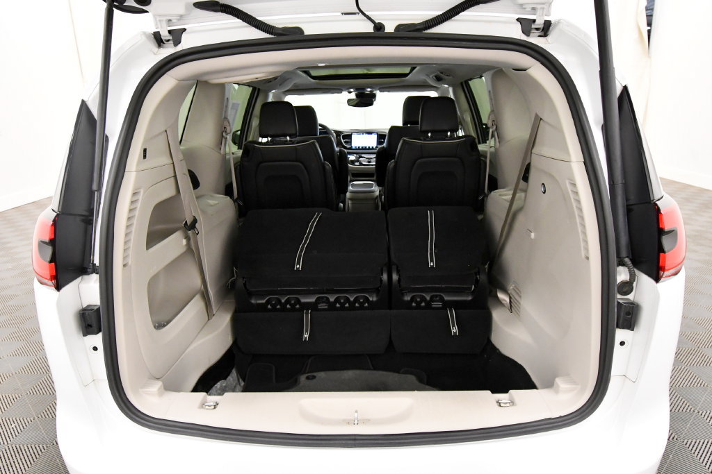 Used 2024 Chrysler Pacifica Limited FWD image 7