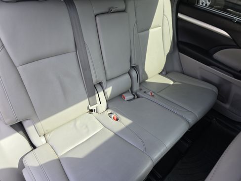 Used 2016 Toyota Highlander XLE image 24