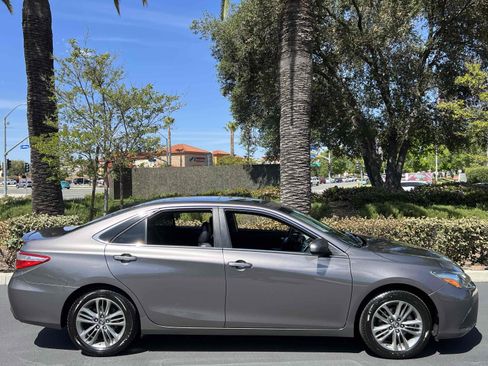Used 2017 Toyota Camry SE w/ Moonroof Package image 16