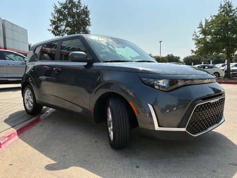 Used 2025 Kia Soul LX w/ LX Technology Package FWD image 4