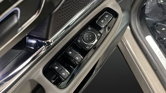 Used 2025 Lincoln Corsair Grand Touring AWD/4WD image 22