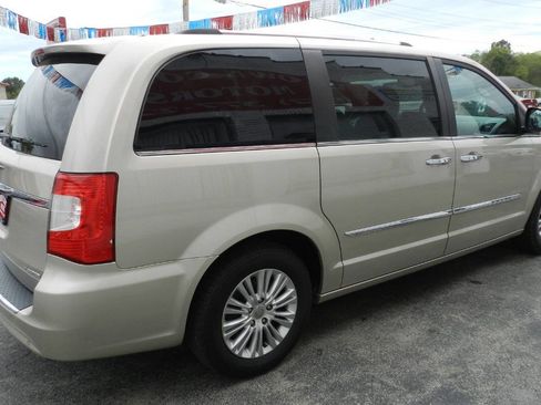 Used 2014 Chrysler Town & Country Limited w/ Luxury Group image 6