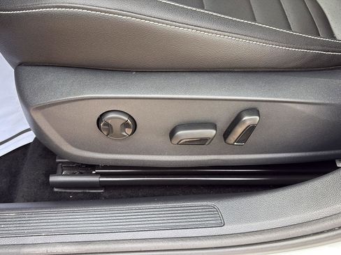 Used 2024 Volkswagen Jetta SE w/ Panoramic Sunroof Package image 12