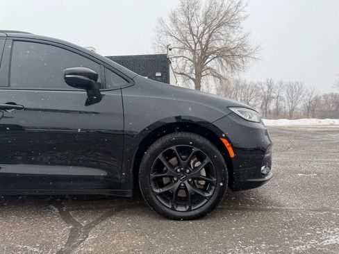 Used 2022 Chrysler Pacifica Touring-L w/ S Appearance Package image 2