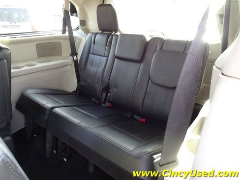 Used 2014 Chrysler Town & Country Touring-L w/ Driver Convenience Group FWD image 13