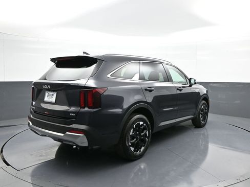 New 2025 Kia Sorento S image 6