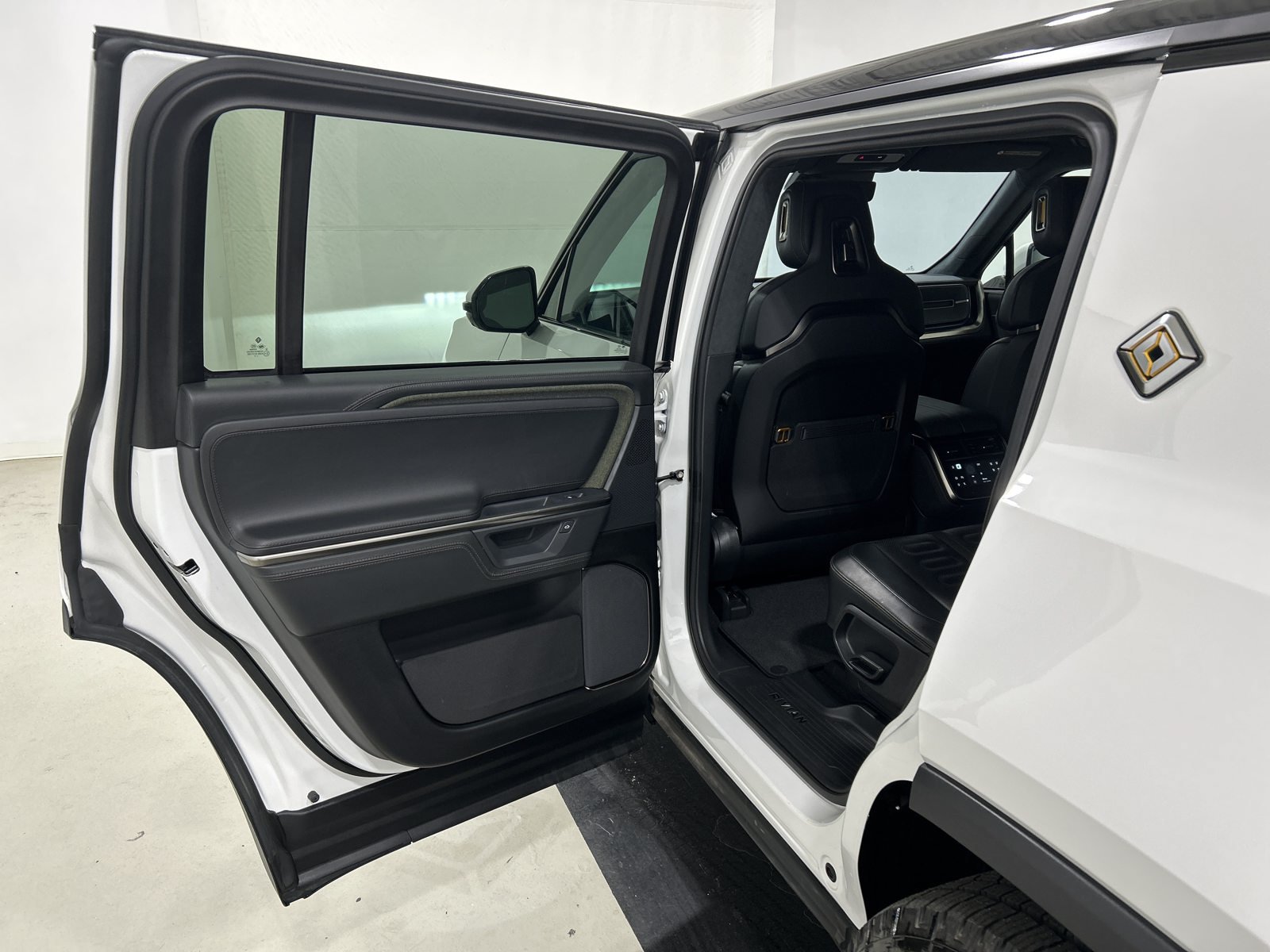 Used 2025 Rivian R1S Adventure Dual AWD/4WD image 17