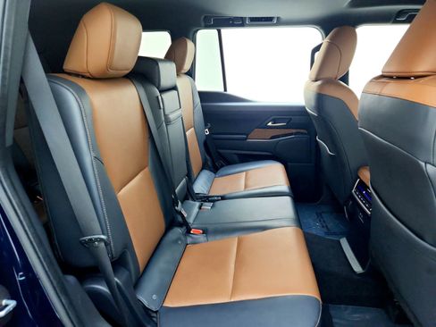 Used 2024 Lexus GX 550 w/ Accessory Package (31) image 28