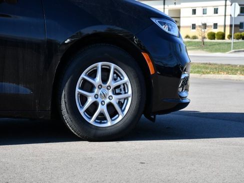 Used 2024 Chrysler Pacifica Touring-L image 9