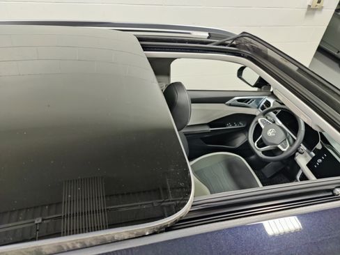 Used 2025 Volkswagen Taos SE image 6